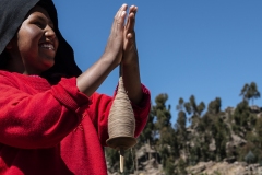 Hands Spinning Titicaca Lake Perù