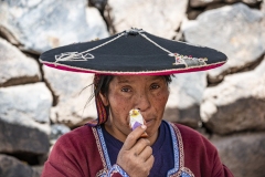 Woman near Maras Perù